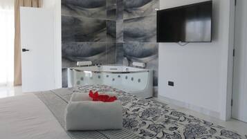 King Suite, with Jacuzzi