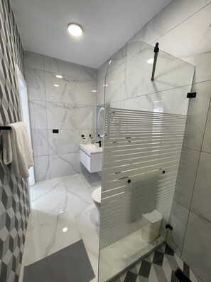 Premium Queen with Jacuzzi | Badeværelse | Bruser, brusehoved med spredningseffekt, hårtørrer, håndklæder