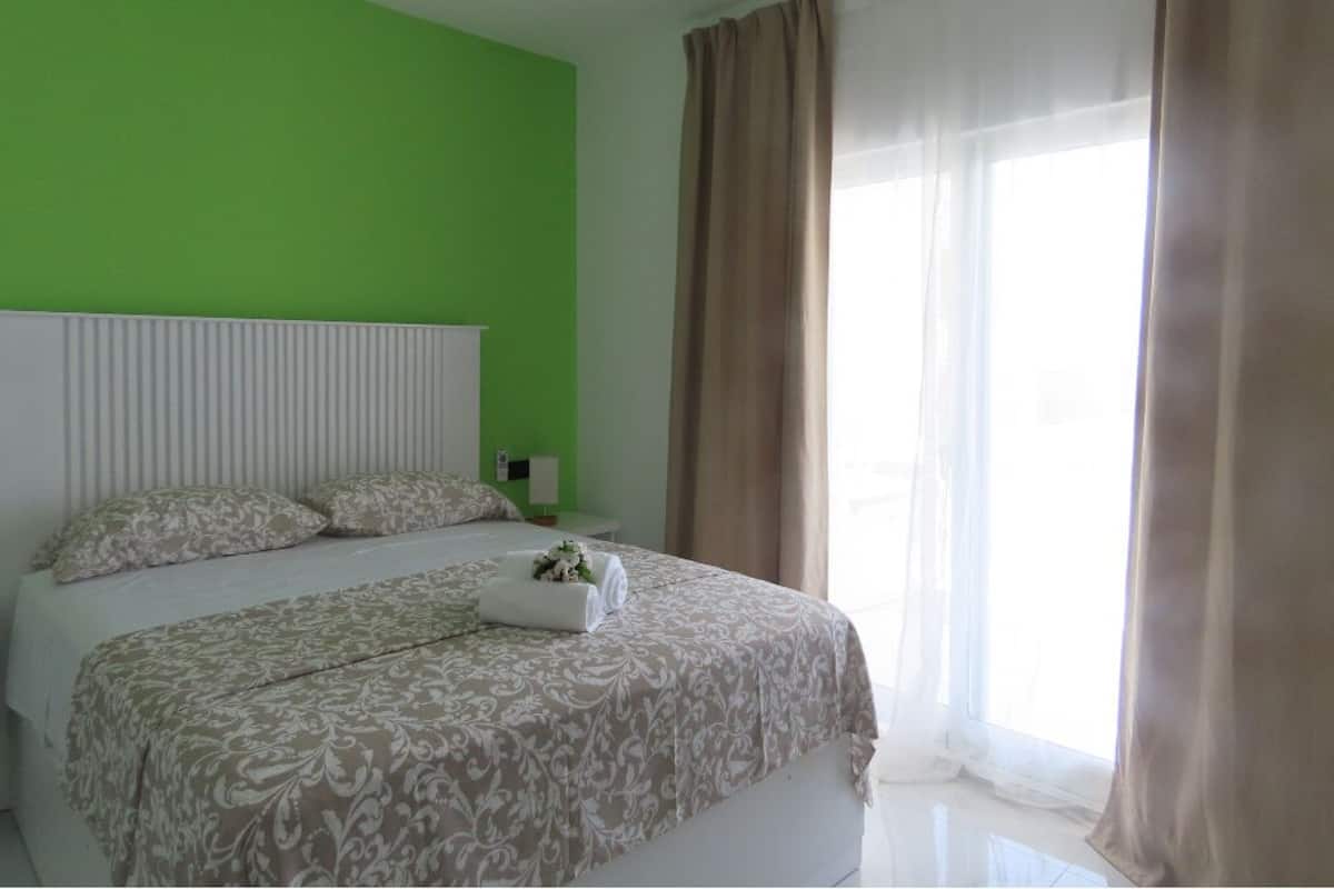 Premium Queen with Jacuzzi | Couette en duvet d'oie, surmatelas, coffres-forts dans les chambres