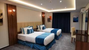 Suite familiar, vista a la ciudad | 1 habitación, tabla de planchar con plancha y wifi gratis