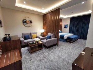 Deluxe studio suite, uitzicht op de stad | Een strijkplank/strijkijzer, gratis wifi