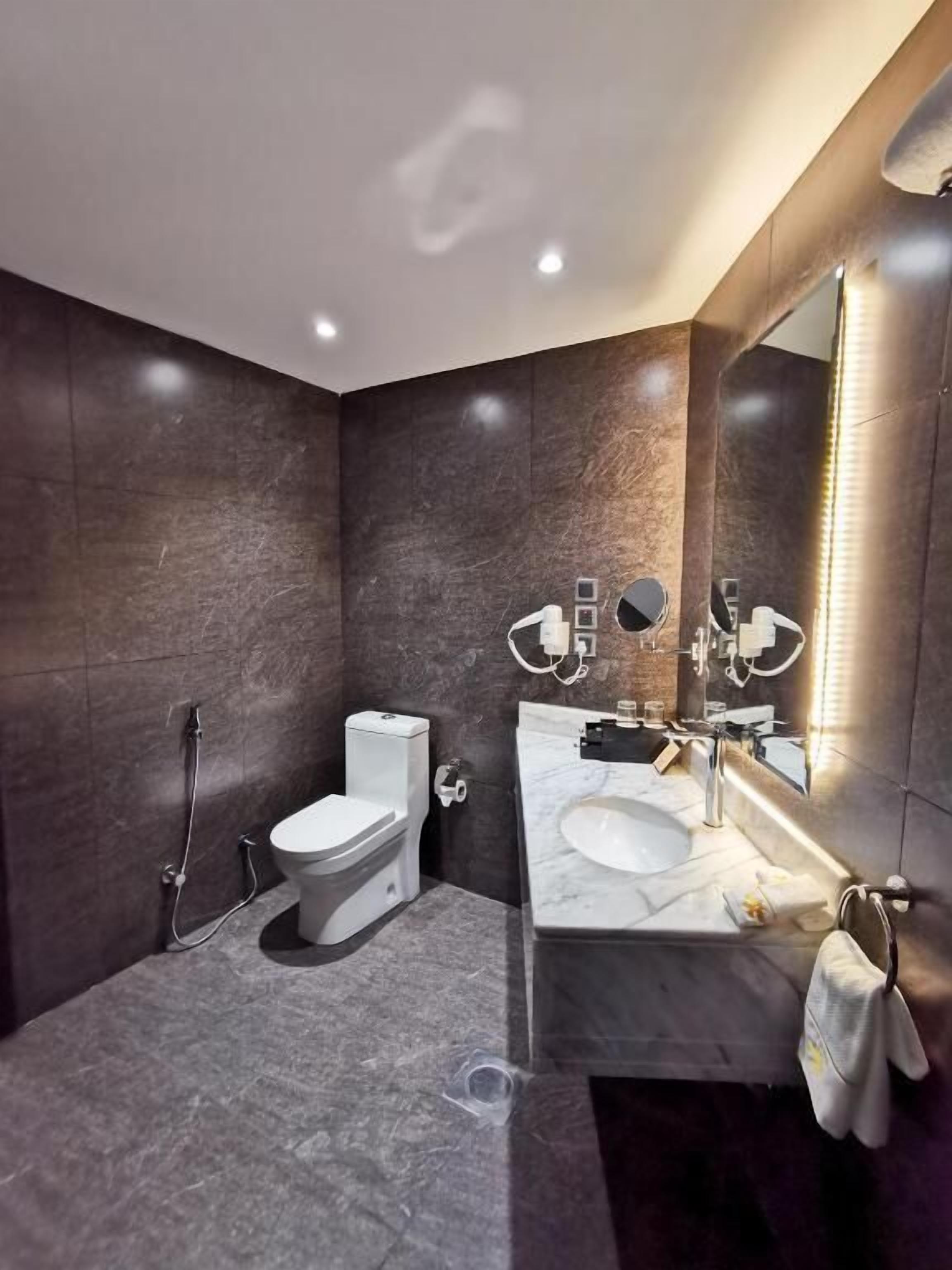 Amenidades de baño gratuitas, secadora de cabello, toallas, jabón 