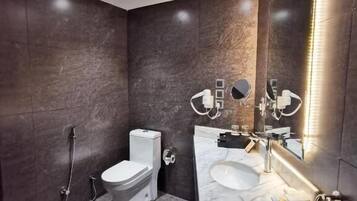 Amenidades de baño gratuitas, secadora de cabello, toallas, jabón