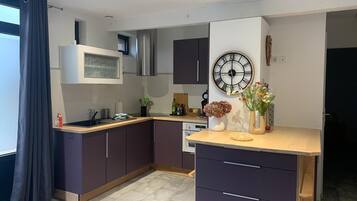 Microondas, horno, parrilla de estufa y lavavajillas