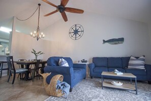 Living area - Stay a While - 3 min walk to private beach access!

 (Destin)
