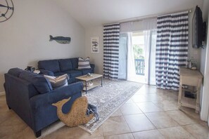 Living area - Stay a While - 3 min walk to private beach access!

 (Destin)