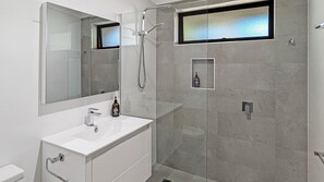 Dusche, Haartrockner, Handtücher, Shampoo