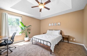 3 habitaciones, escritorio, tabla de planchar con plancha y wifi