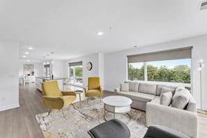 Smart TV, fireplace, video games, stereo - Loft, Open Concept, Balcony 2 Bed, Pool Gym, Wifi (Wyandotte)
