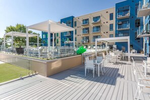 Outdoor dining - Loft, Open Concept, Balcony 2 Bed, Pool Gym, Wifi (Wyandotte)