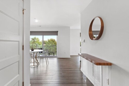 Loft, Open Concept, Balcony 2 Bed, Pool Gym, Wifi