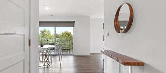 Loft, Open Concept, Balcony 2 Bed, Pool Gym, Wifi