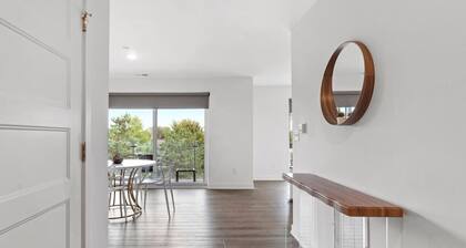 Loft, Open Concept, Balcony 2 Bed, Pool Gym, Wifi