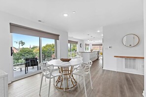 Dining - Loft, Open Concept, Balcony 2 Bed, Pool Gym, Wifi (Wyandotte)