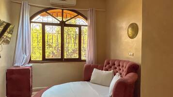 4 bedrooms, iron/ironing board, WiFi