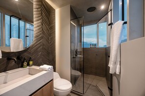 Een douche,  milieuvriendelijk toiletgerief, een haardroger, handdoeken