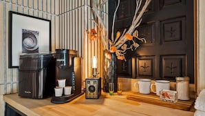 Eine moderne Küche mit Kaffeemaschine, einer dekorativen Vase und einer Holzauskład.
