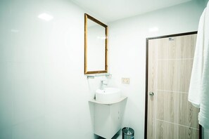 Hair dryer, towels, soap, shampoo - Paradise peak -Deluxe double room (Maafushi)