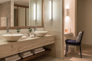 Een douche, handdoeken, zeep, shampoo