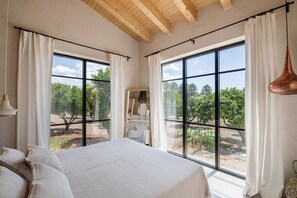4 bedrooms, in-room safe, iron/ironing board, free WiFi