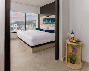 In-room safe, desk, laptop workspace, blackout curtains - Doubletree By Hilton Guayaquil (Guayaquil)