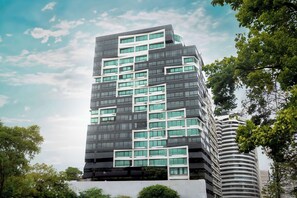 A modern high-rise building with a unique architectural design, featuring multiple balconies and large windows. - Doubletree By Hilton Guayaquil (Guayaquil)