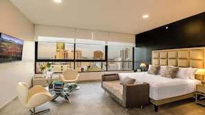 Phòng Suite, 2 phòng ngủ | Minibar, két bảo mật tại phòng, bàn