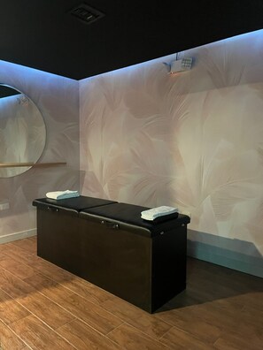 Een stoombad, lichaamsbehandelingen, aromatherapie, hotstone-massages
