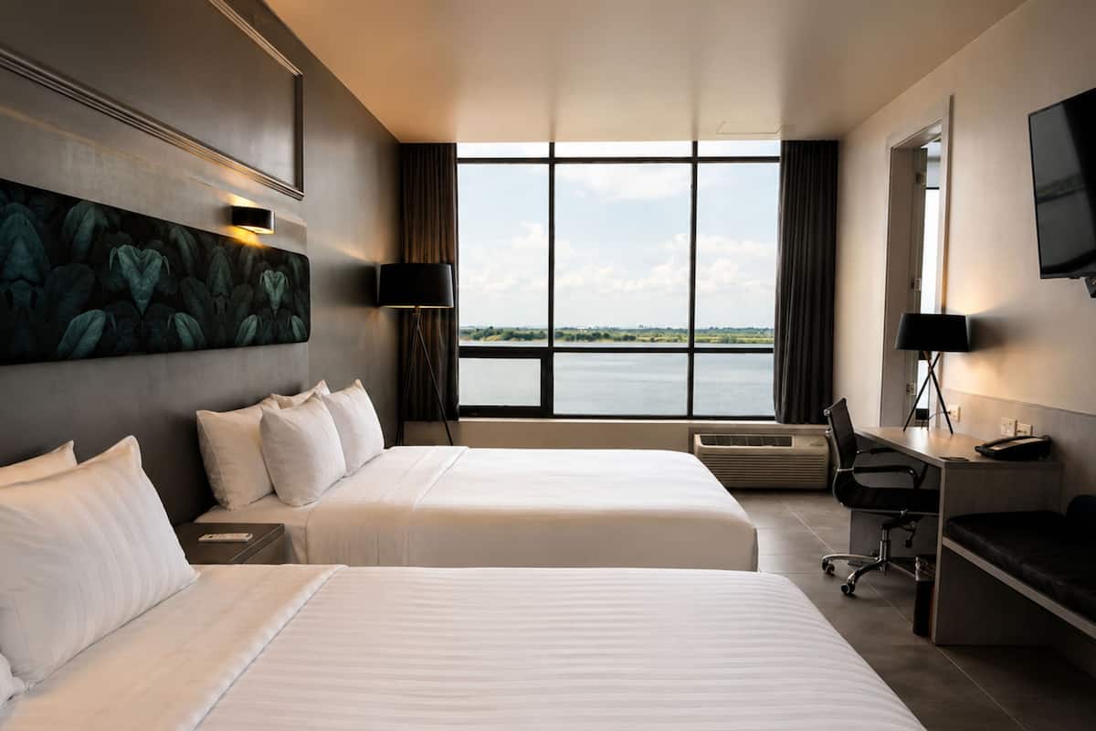 2 Queen Premium Floor River Front View | Ausblick vom Zimmer