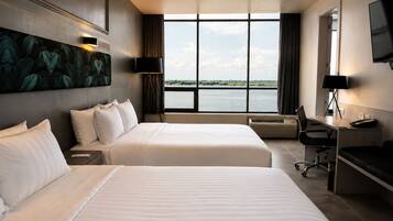 2 Queen Premium Floor River Front View | Vistas desde la habitación
