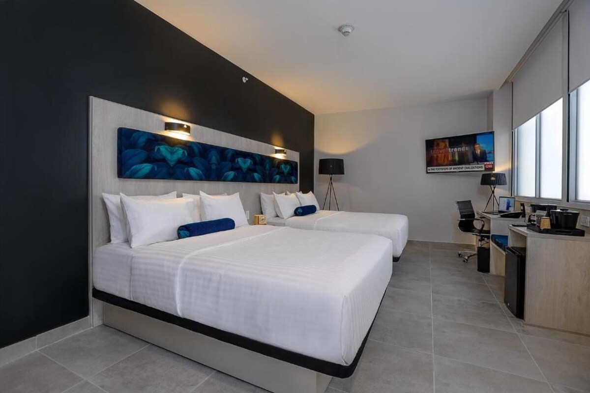 2 Queen Beds Internal View