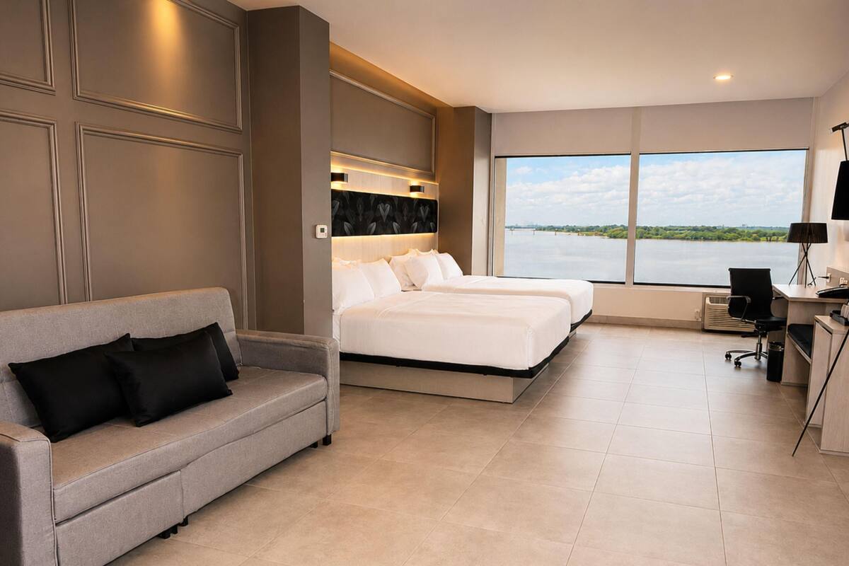 Family Room-2 Queen Beds and 1 King Sofa Bed | Wohnbereich | 52-Zoll-Smart-TV mit Kabelempfang