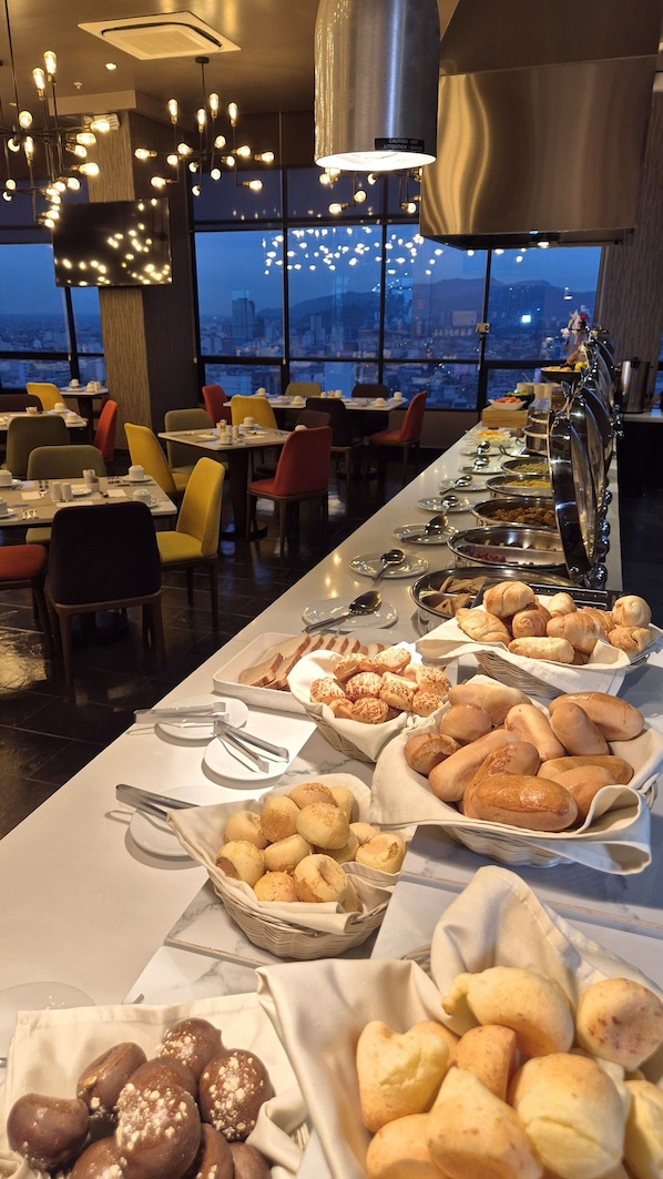 Café da manhã com buffet todos os dias (USD 20 por pessoa)