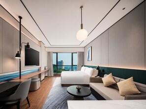 Cubrecamas, caja de seguridad en la habitación y escritorio