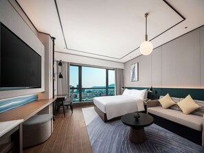 Kamer, 1 kingsize bed, toegankelijk voor mindervaliden | Donsdekens, een kluis op de kamer, een bureau, een laptopwerkplek