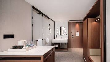 Articles de tocador de disseny, assecador de cabells i barnussos