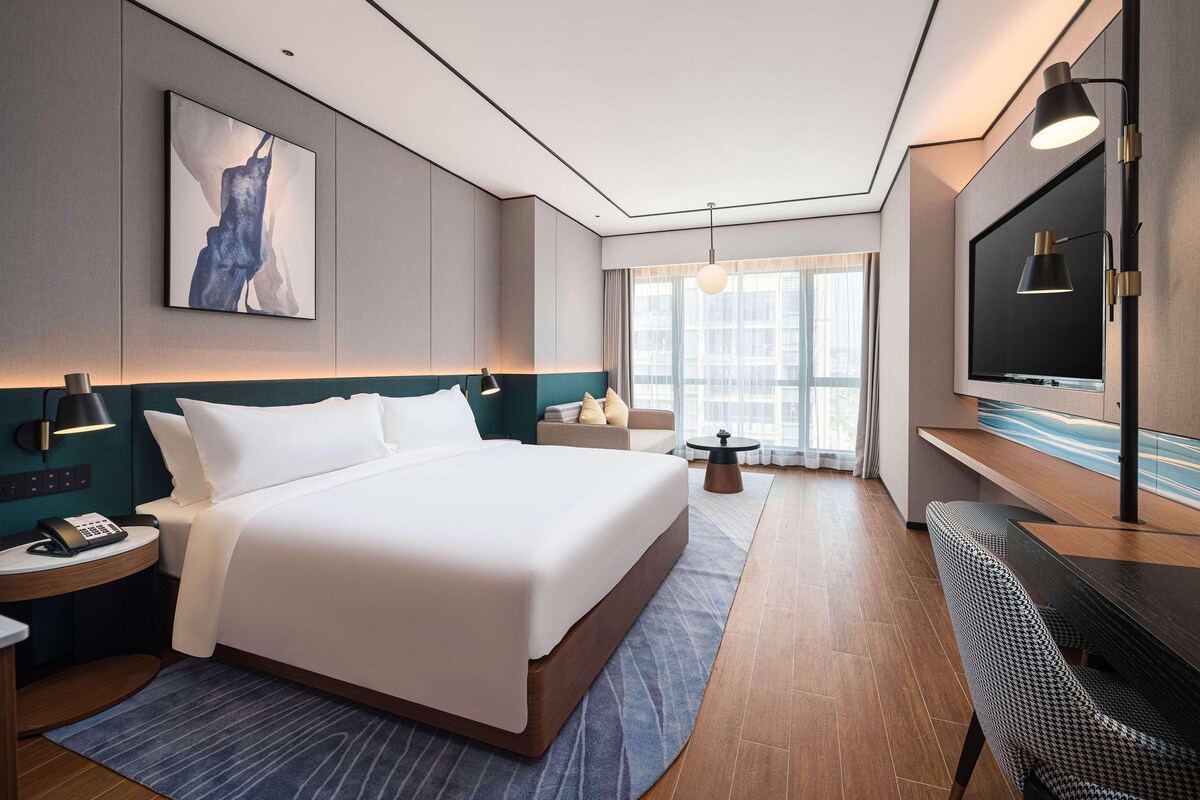 King Guest Room With Sofabed