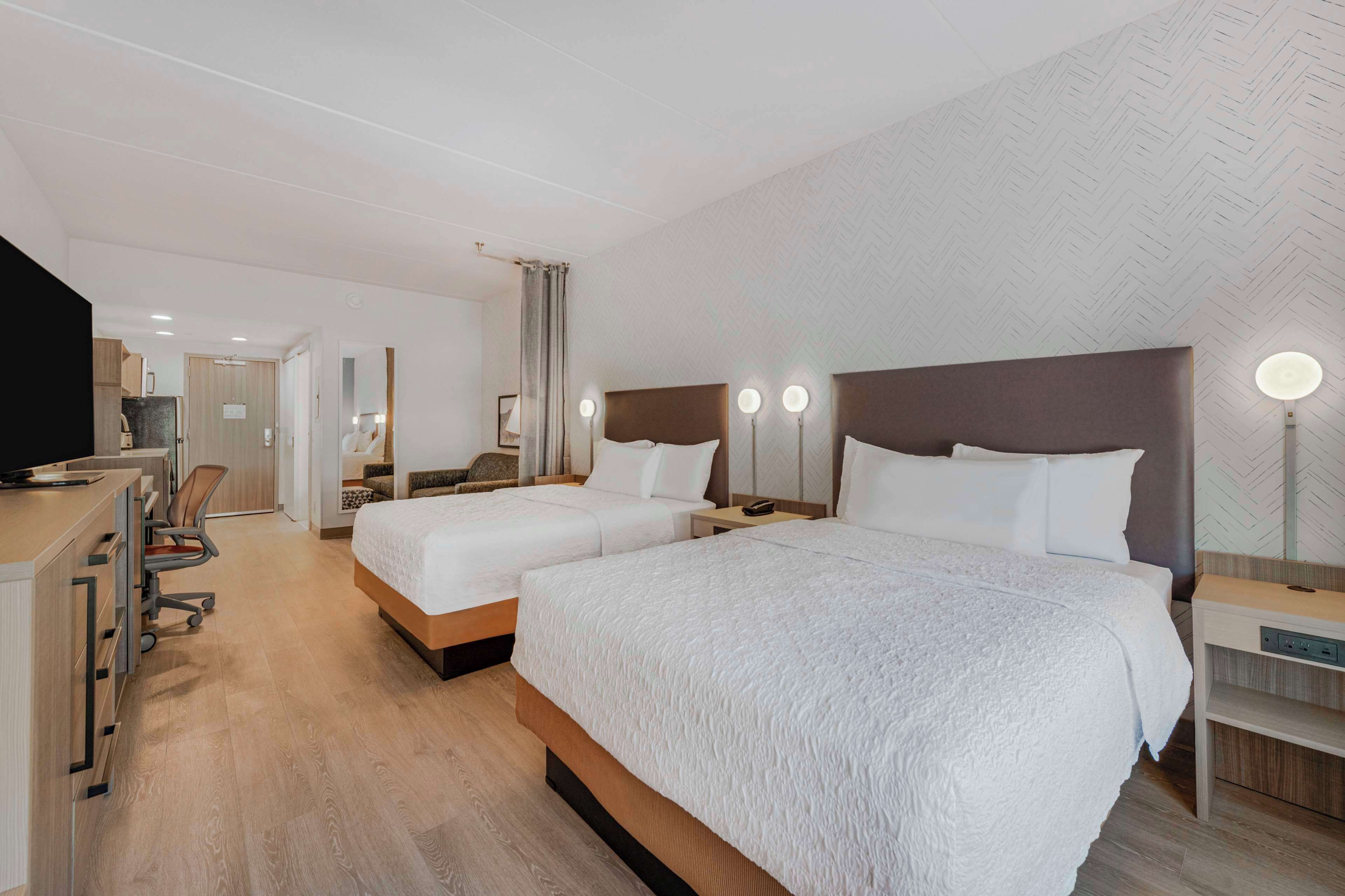 办公桌、笔记本电脑工作区、床单