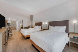 Een bureau, een laptopwerkplek, beddengoed