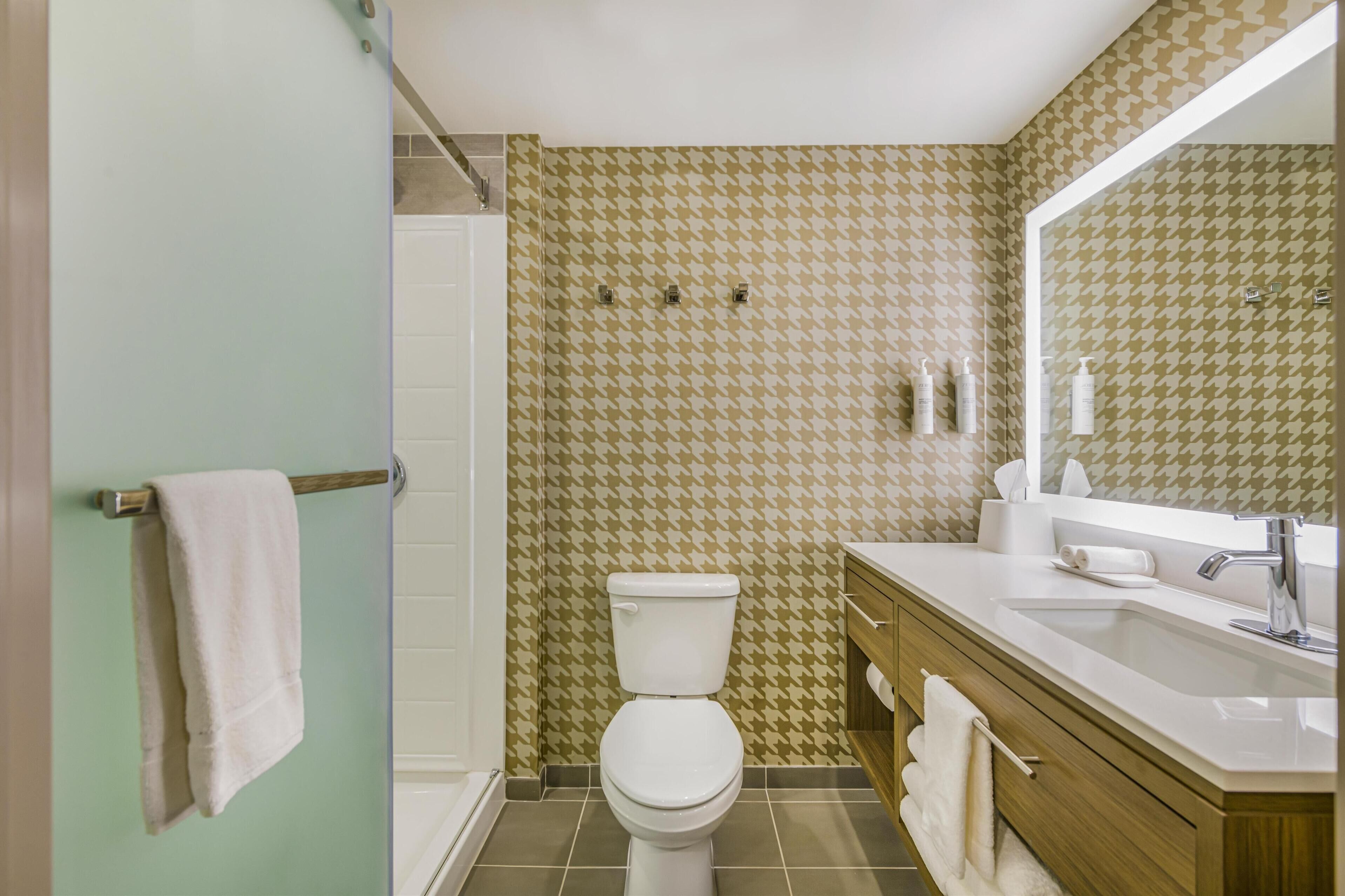 Une salle de bain équipée de toilettes, d’un lavabo et d’un meuble-lavabo.