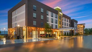 A modern hotel with a flat roof, multiple floors, and a covered entrance area. - Home2 Suites By Hilton Guntersville (Guntersville)