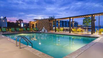 Kolam renang outdoor musiman