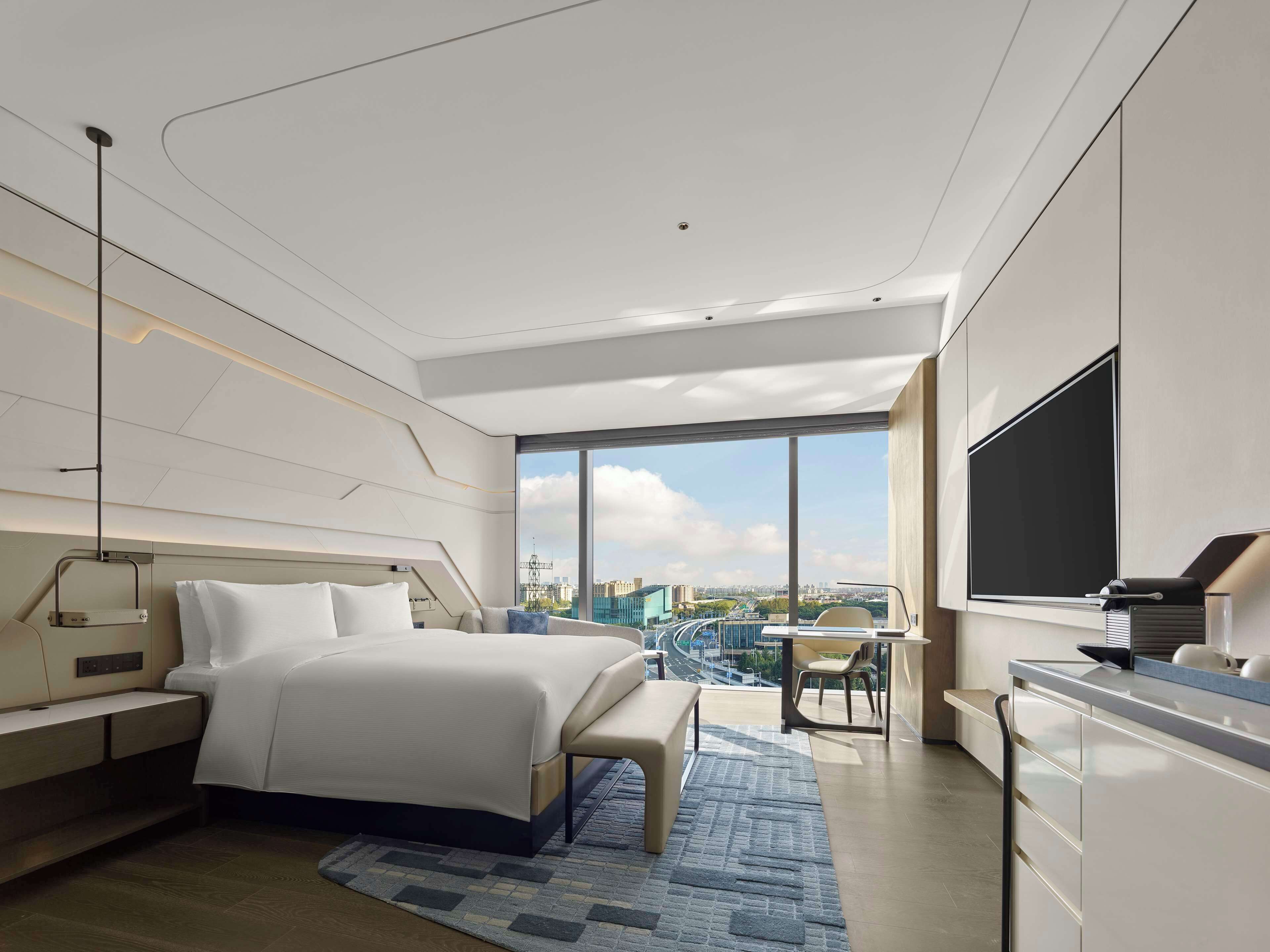 希尔顿客房 - 大床 | 羽绒被、迷你吧、客房内保险箱、办公桌