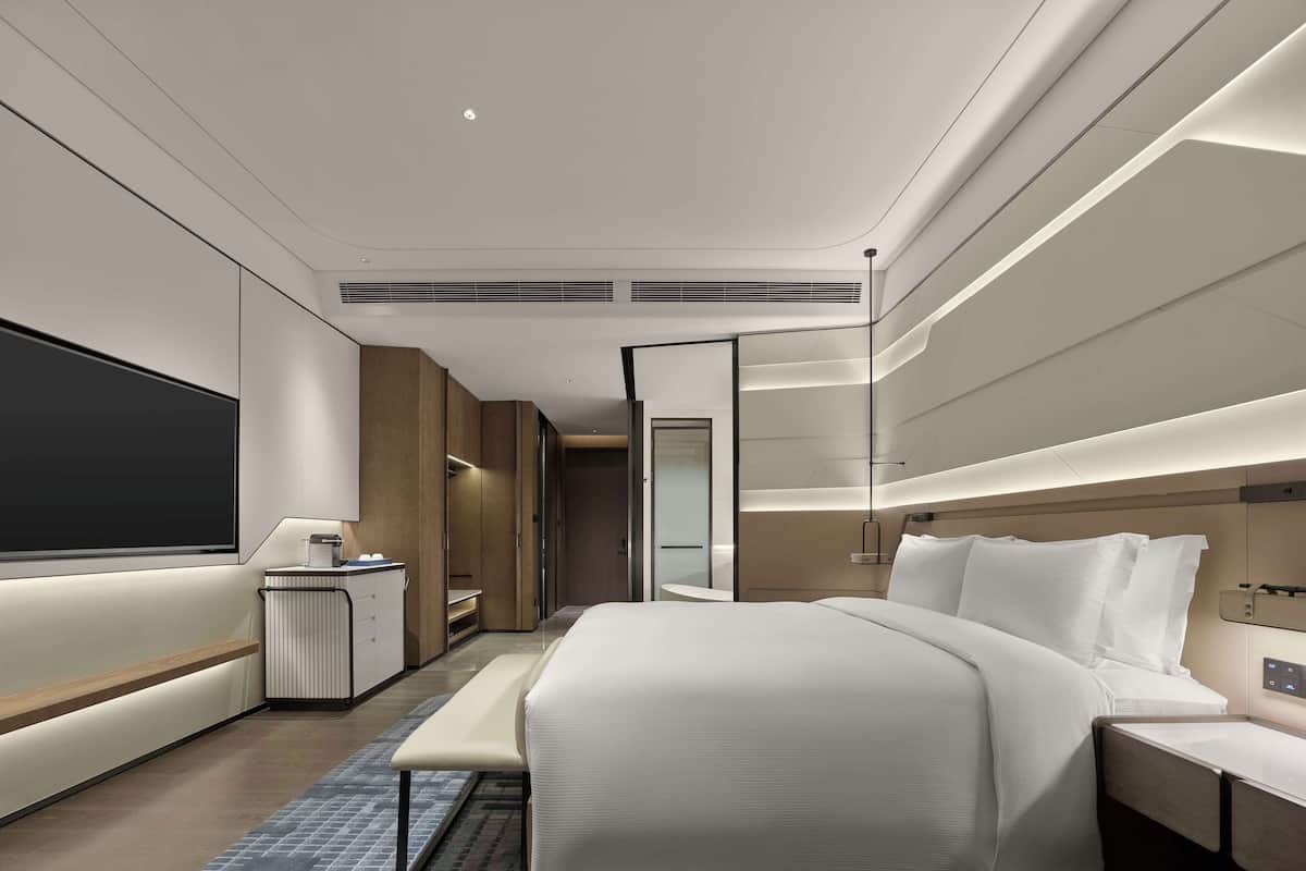 Down comforters, minibar, in-room safe, desk