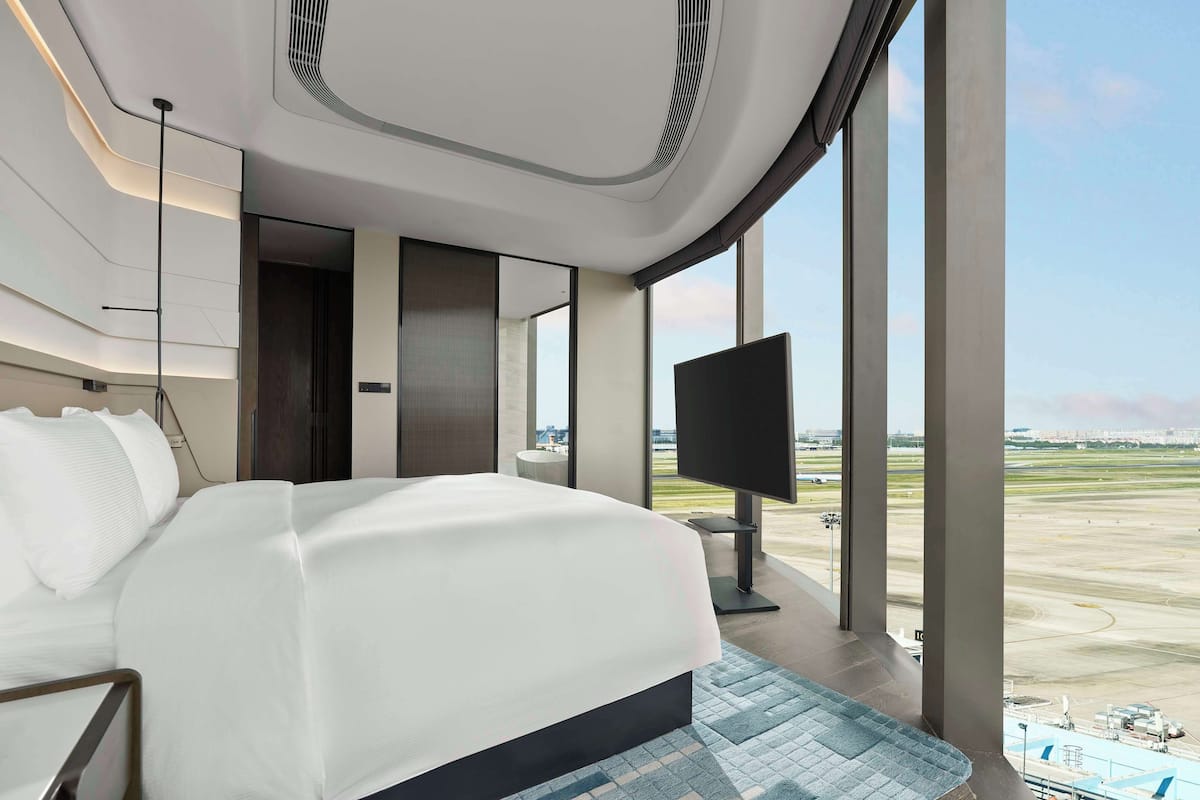 Suite, 1 habitación (Water View) | Edredón, minibar, caja de seguridad en la habitación y escritorio