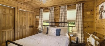 Cozy woodland cabin in Scotts - 9 acres all to yourself! 