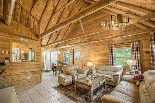 Tall Pine Haven - 9 acres, king bed, dog friendly!