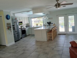 Réfrigérateur, micro-ondes, four, lave-vaisselle