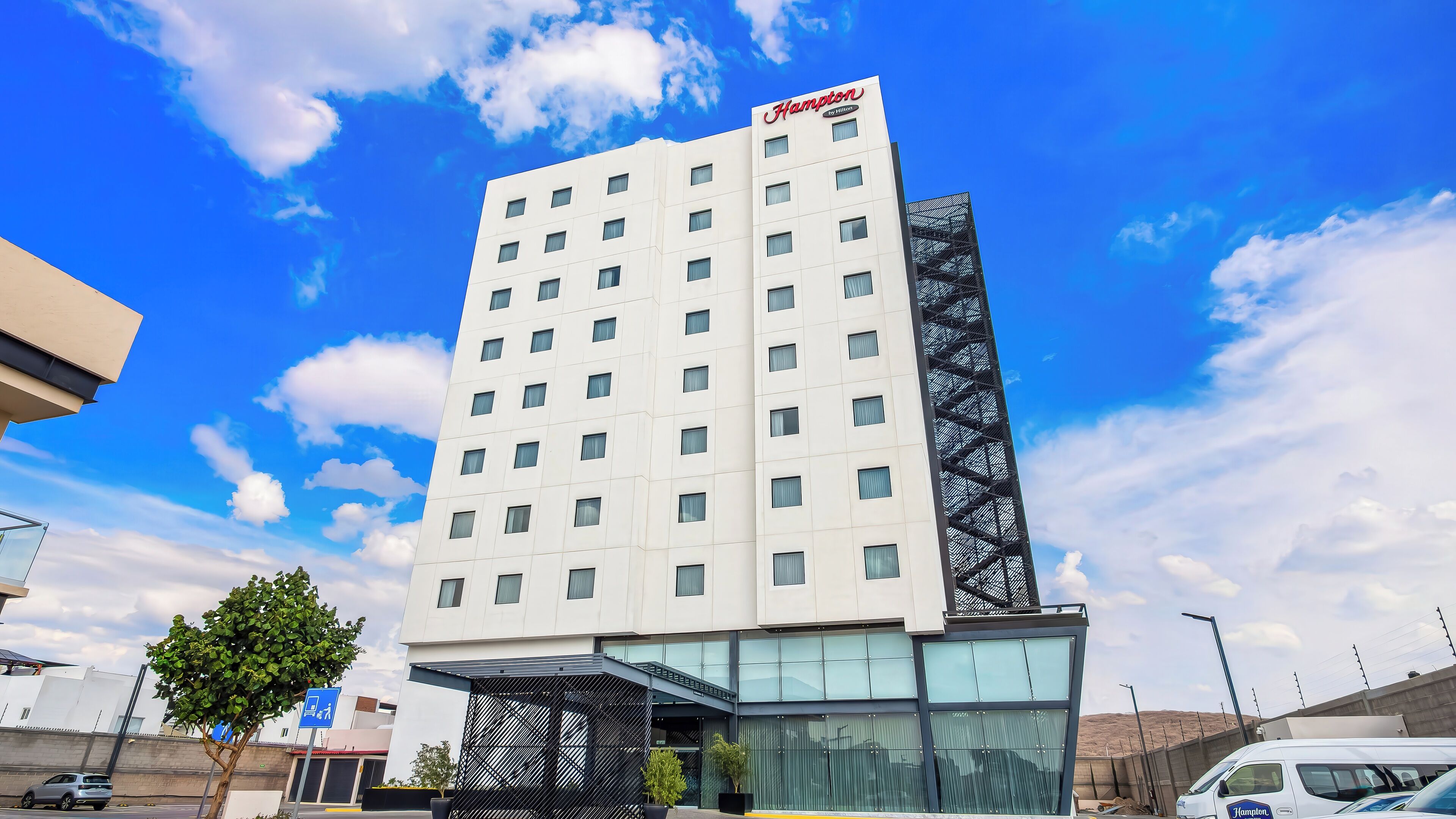 Vista frontal de la propiedad