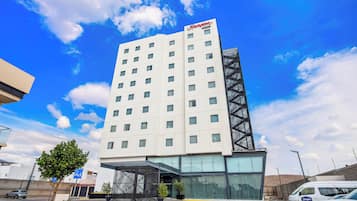 Vista frontal de la propiedad